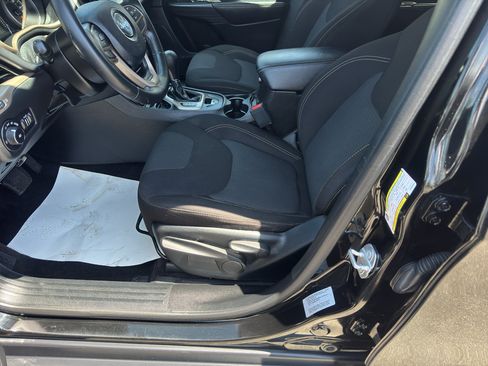 Used 2017 Jeep Cherokee Latitude FWD image 8