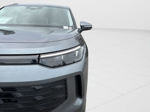 New 2026 Volkswagen Tiguan SE FWD image 32