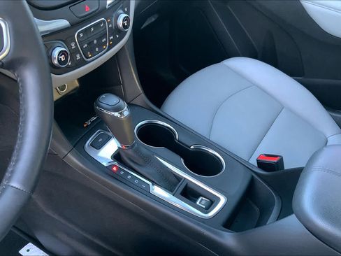 Used 2018 Chevrolet Equinox Premier image 16