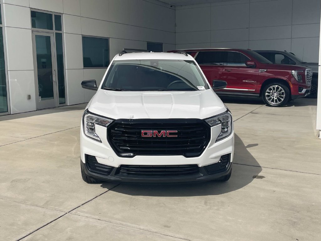 Used 2024 GMC Terrain SLE w/ Driver Convenience Package FWD image 7