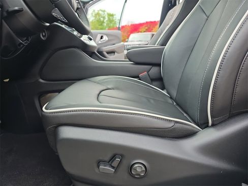 New 2026 Chrysler Pacifica Limited w/ Uconnect Theater Family Group image 32
