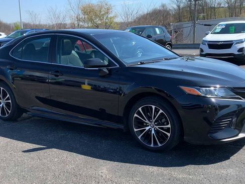 Used 2019 Toyota Camry SE w/ Convenience Package image 2