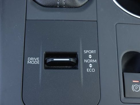 Certified 2025 Toyota Highlander XLE FWD image 21