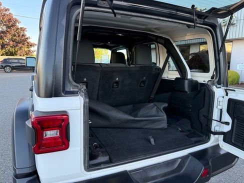 Used 2025 Jeep Wrangler Unlimited Rubicon AWD/4WD image 15