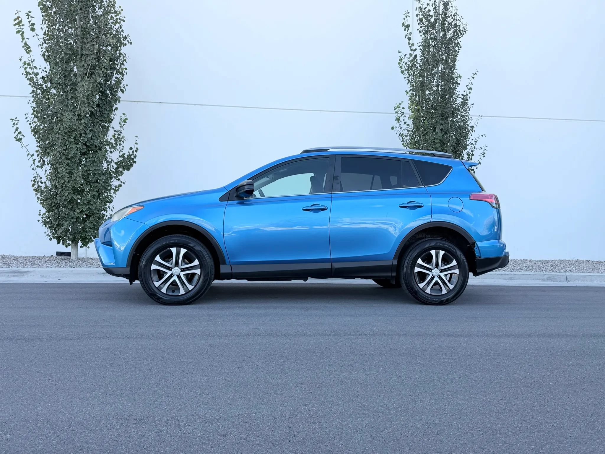 Used 2017 Toyota RAV4 LE w/ Carpet Mat Package AWD/4WD image 20