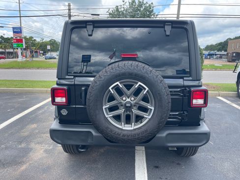 Used 2025 Jeep Wrangler Unlimited Sport AWD/4WD image 13