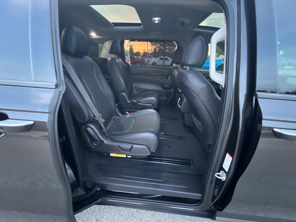 Used 2025 Kia Carnival SX w/ SX Dark Edition Package FWD image 13