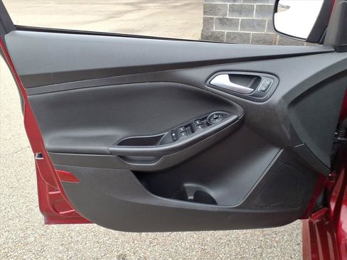 Used 2015 Ford Focus SE w/ SE Sport Package image 8