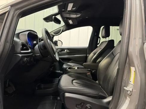 Used 2025 Chrysler Pacifica Select FWD image 10