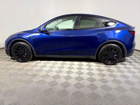 Used 2023 Tesla Model Y AWD image 3