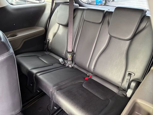 Used 2025 Kia Carnival FWD image 35