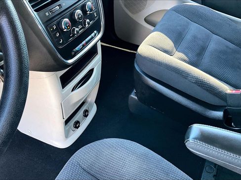 Used 2018 Dodge Grand Caravan SE w/ UConnect Hands-Free Group FWD image 13