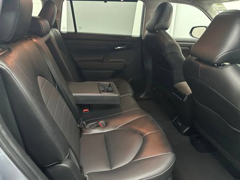 Used 2022 Toyota Highlander XLE AWD/4WD image 26