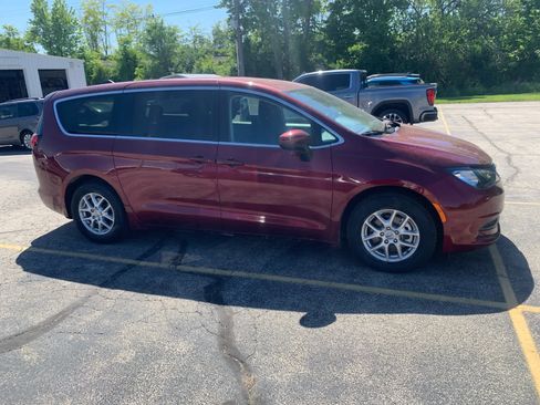 Used 2023 Chrysler Voyager LX FWD image 5