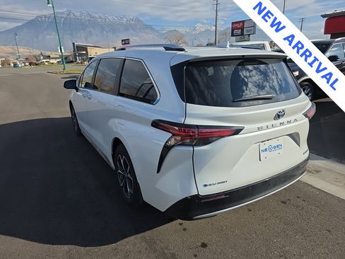 Used 2025 Toyota Sienna Platinum image 3