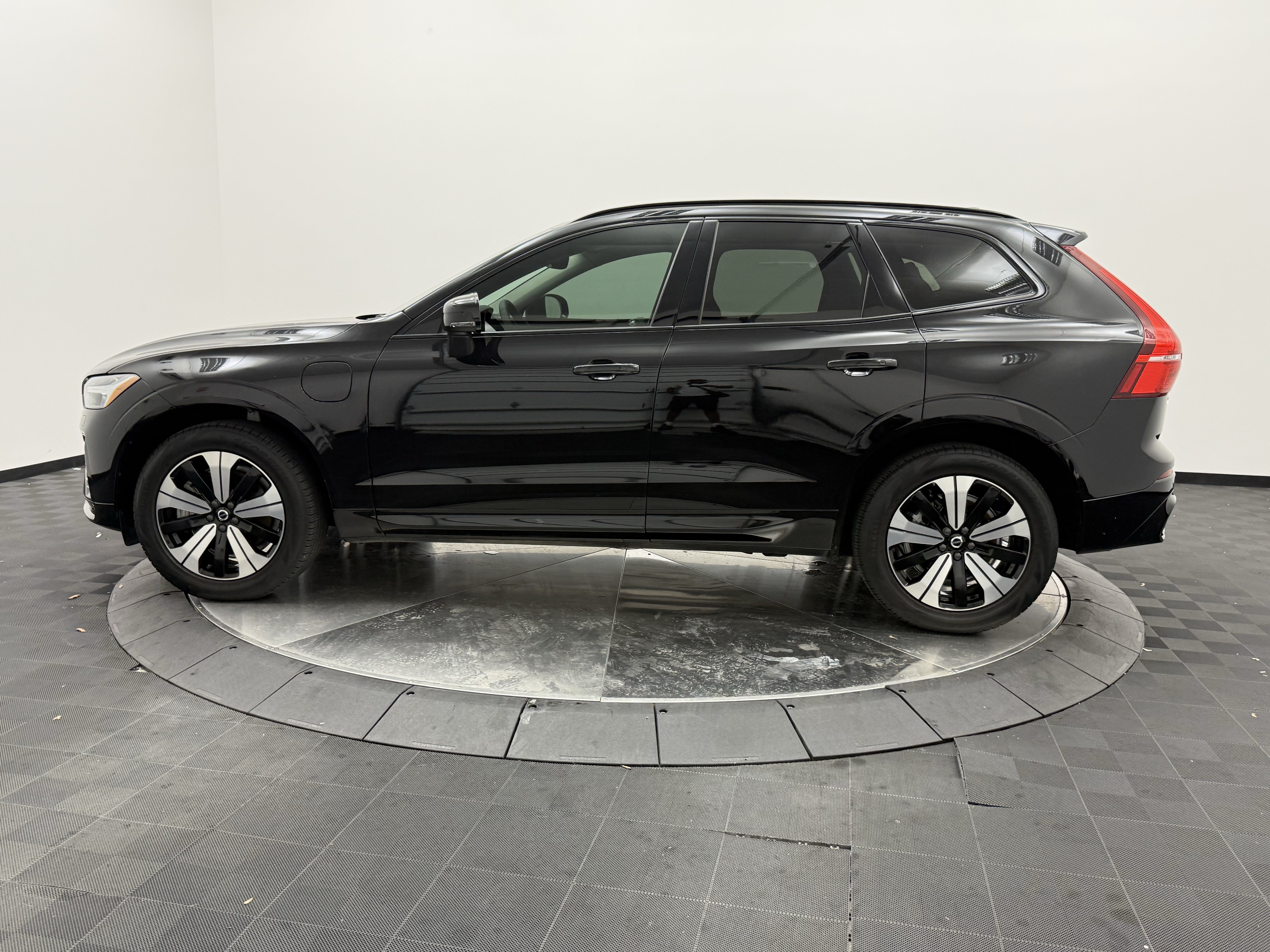 Certified 2025 Volvo XC60 T8 Core w/ Protection Package Premier AWD/4WD image 4
