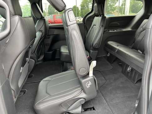 Used 2026 Chrysler Pacifica Select AWD/4WD image 5