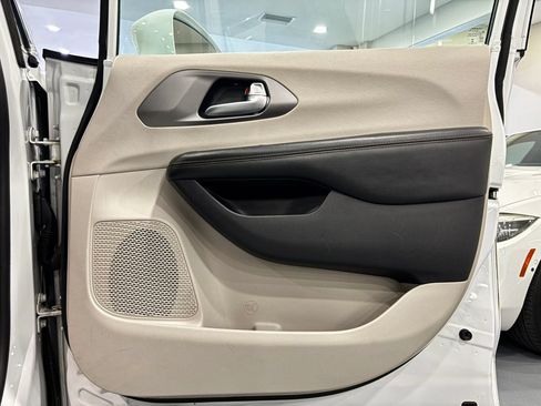 Used 2020 Chrysler Pacifica Touring-L Plus FWD image 47