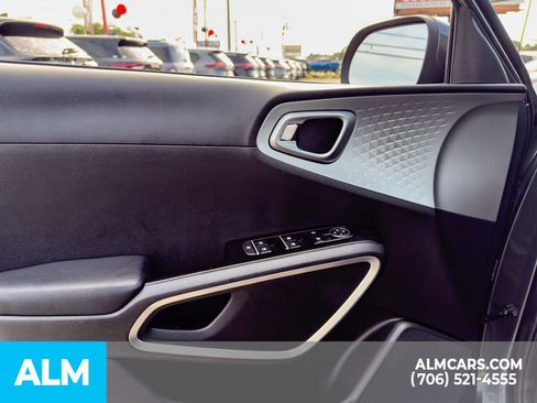 Used 2025 Kia Soul LX w/ LX Technology Package FWD image 11