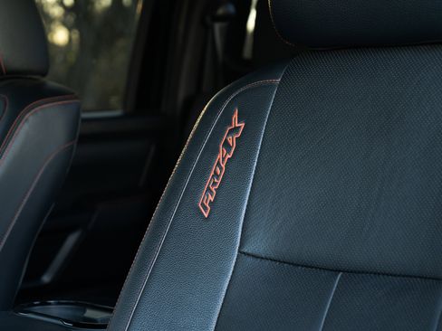 Used 2024 Nissan Titan PRO-4X w/ Pro-4x Convenience Package image 19