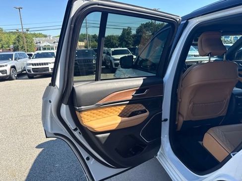 Used 2022 Jeep Grand Cherokee Summit AWD/4WD image 19