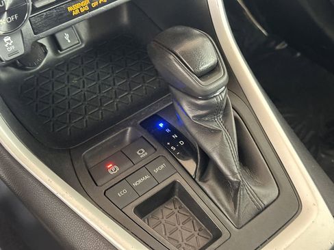 Used 2021 Toyota RAV4 XLE w/ Convenience Package FWD image 31