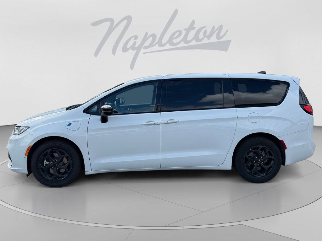 Used 2024 Chrysler Pacifica Limited FWD image 2