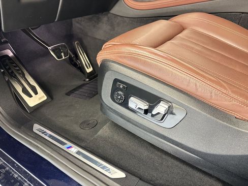 Used 2022 BMW X7 xDrive40i w/ M Sport Package AWD/4WD image 11