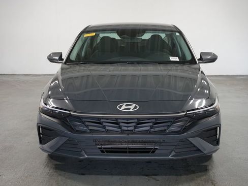 Used 2024 Hyundai Elantra SE image 2