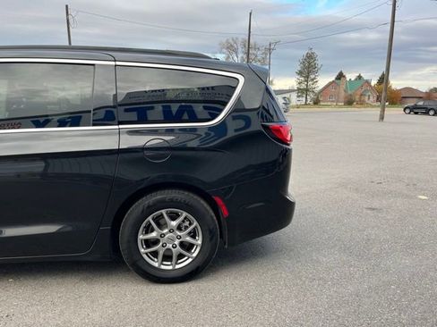 Used 2022 Chrysler Pacifica Touring FWD image 7