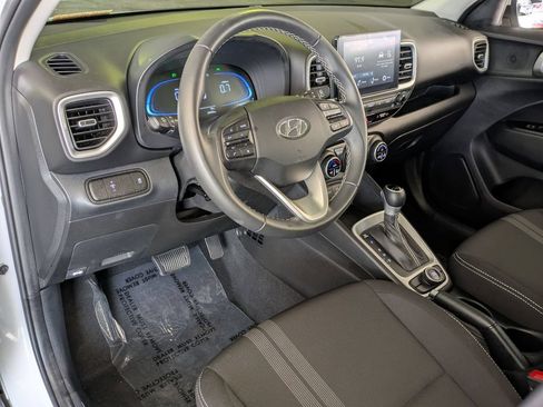 Used 2025 Hyundai Venue SEL FWD image 14