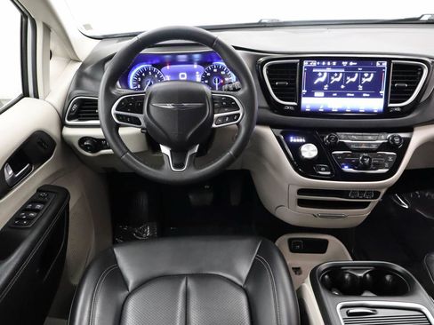 Used 2023 Chrysler Pacifica Touring-L FWD image 14