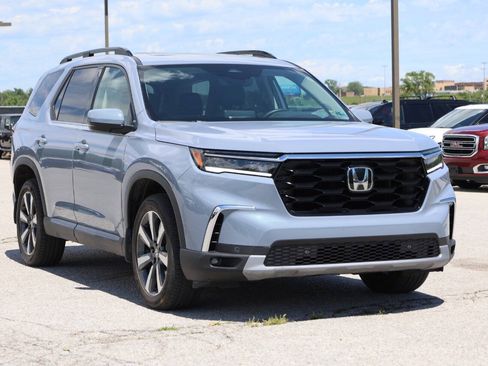 Used 2025 Honda Pilot Touring image 4