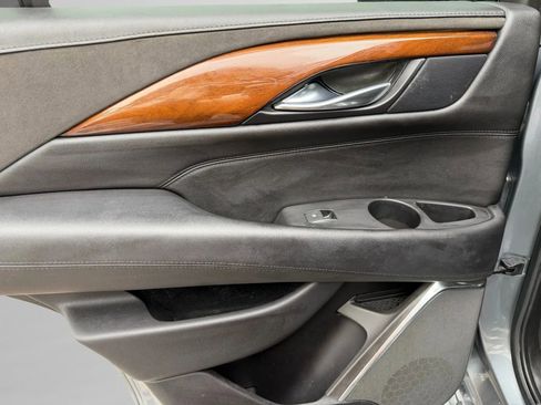 Used 2018 Cadillac Escalade Luxury image 18