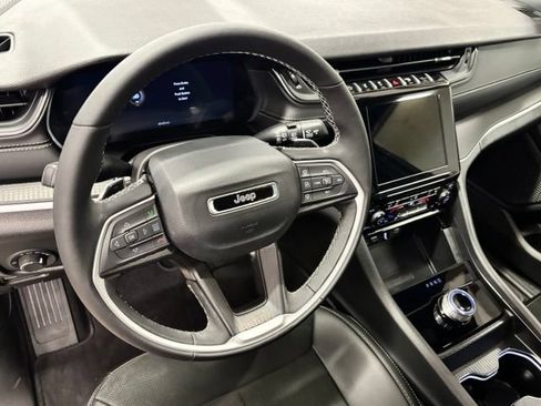 Used 2025 Jeep Grand Cherokee Altitude RWD image 16