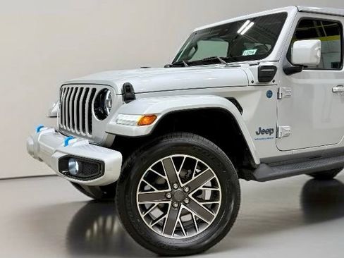 Used 2023 Jeep Wrangler Unlimited Sahara AWD/4WD image 3