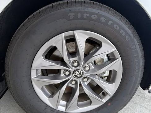 Used 2026 Toyota Sienna XLE AWD/4WD image 9