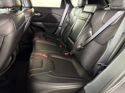 Used 2019 Jeep Cherokee Latitude Plus w/ Comfort/Convenience Group image 12