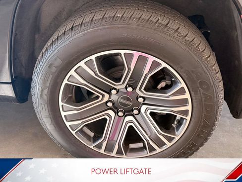 Used 2025 Jeep Wagoneer 4WD image 8