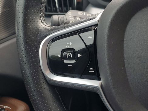 Used 2019 Volvo XC60 T5 Momentum w/ Multimedia Package image 27