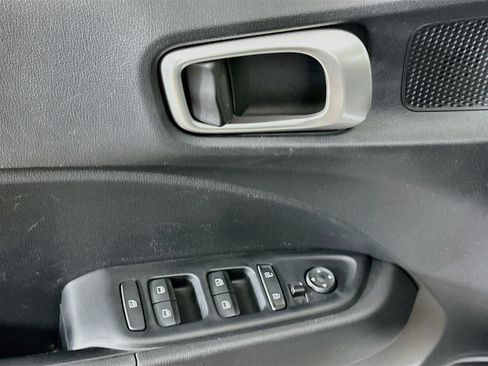 Used 2025 Hyundai Venue SEL FWD image 15