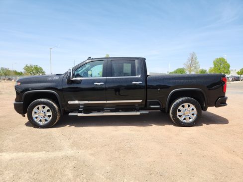 Used 2024 Chevrolet Silverado 2500 High Country AWD/4WD image 2