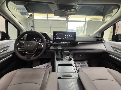 Used 2026 Toyota Sienna XLE FWD image 13