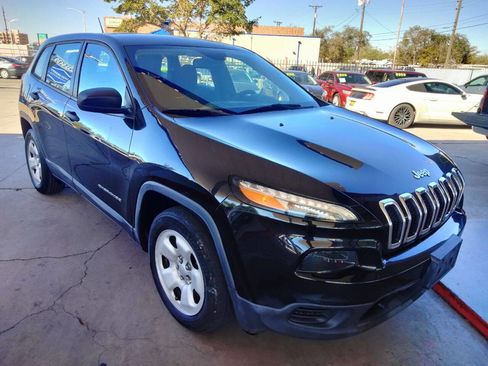 Used 2016 Jeep Cherokee Sport image 2