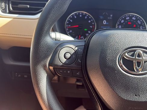 Used 2021 Toyota RAV4 XLE w/ Convenience Package FWD image 21