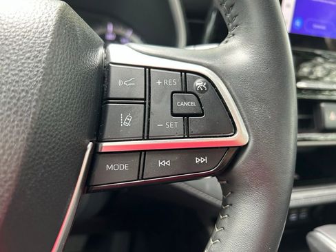 Used 2024 Toyota Highlander XLE FWD image 20