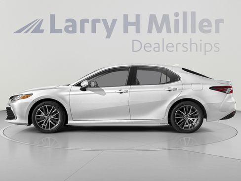 Used 2022 Toyota Camry XLE w/ Navigation Package FWD image 3