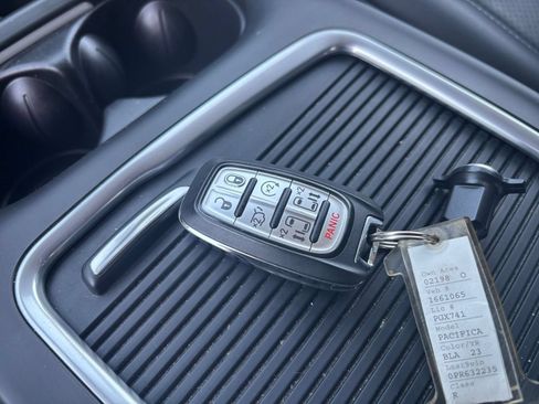 Used 2023 Chrysler Pacifica Touring-L FWD image 21