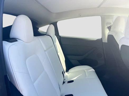 Used 2024 Tesla Model Y Long Range RWD image 27