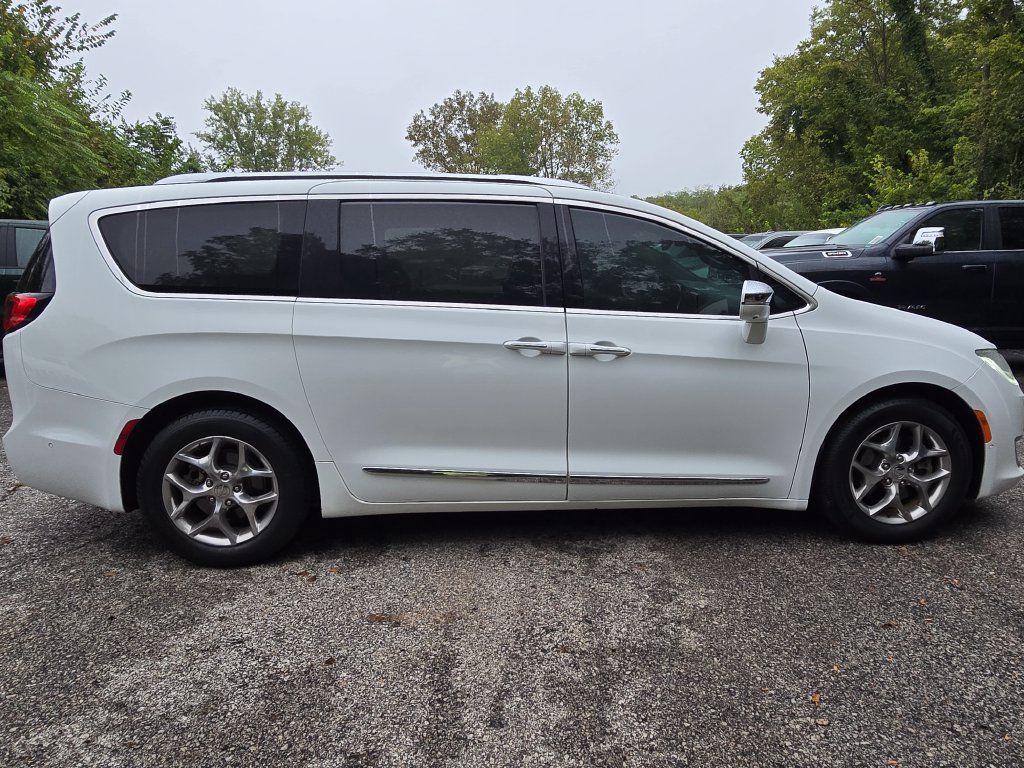 Used 2018 Chrysler Pacifica Limited w/ Advanced Safetytec Group FWD image 9